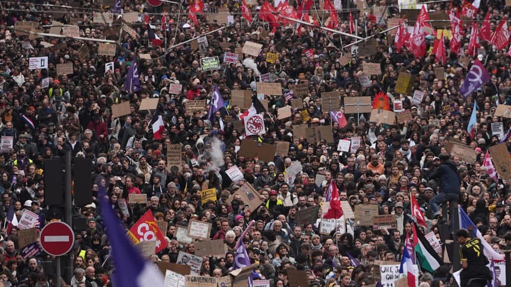 France : jusqu’à 800 000 manifestants mobilisés, près de 1 000 interpellations et des tensions dans plusieurs villes