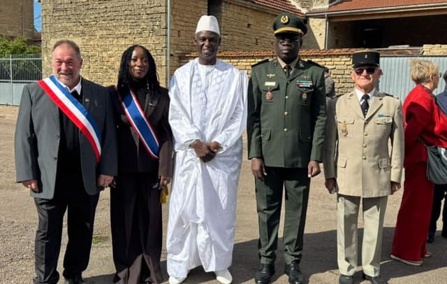 Tirailleurs sénégalais : Caggal duuɓi 86 gila nde ɓe waree, jambaarɓe Senegaal ɗiɗo ɓe ngiwri e Saint-Louis teddinaa e France, tawa Mansour Faye woni e ndee sirla.
